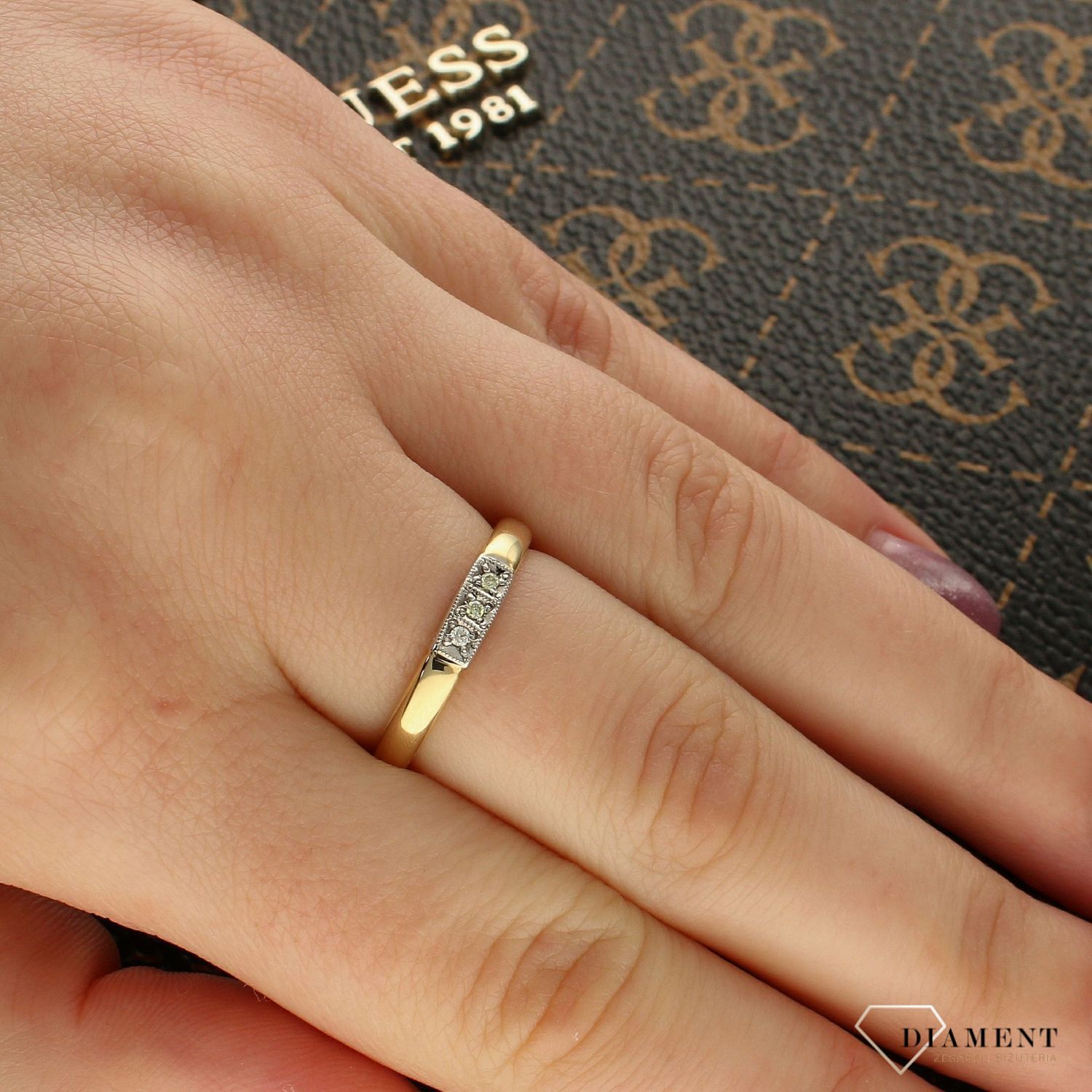 Złoty pierścionek - obrączka z 3 diamentami  Rozmiar 14  Klasyka w szlachetnej formie.jpg